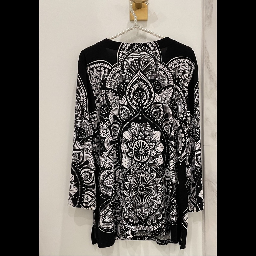 🔴JM Collection Black and White Graphic Embellished Tunic🔴 - Picture 6 of 9